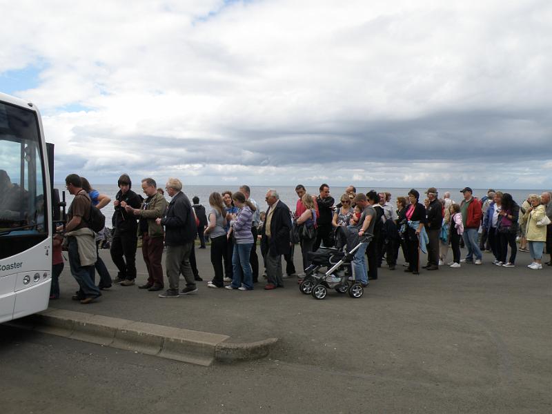 20100809p touristen queuen voor bus.JPG